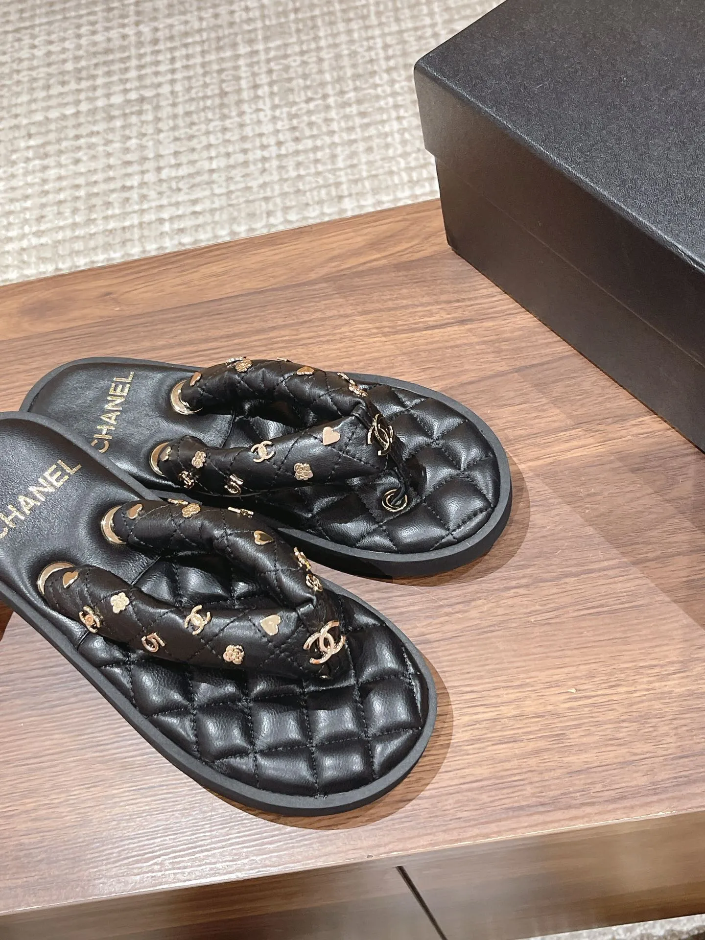 👟👟Ex-factory price 400👟👟 Women's Shoes Women's Clothing Women's Shoes Women's Clothing Women's Shoes Factory CHANEL Chanel's 2023 new early spring flip-flops, a spring must-have, goddess series, with the elegant and ladylike temperament of Xiangjia, super durable and irresistible.  Made of original imported top-grade sheepskin material, original molded hardware buckle #electric embroidery. The midsole is wrapped with imported sheepskin, which is soft and comfortable. Original molded lightweight and wear-resistant velvet outsole Size: 35-40M